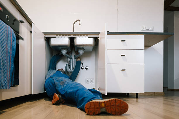 Professional Emergency Plumber technician working in Verona, MO